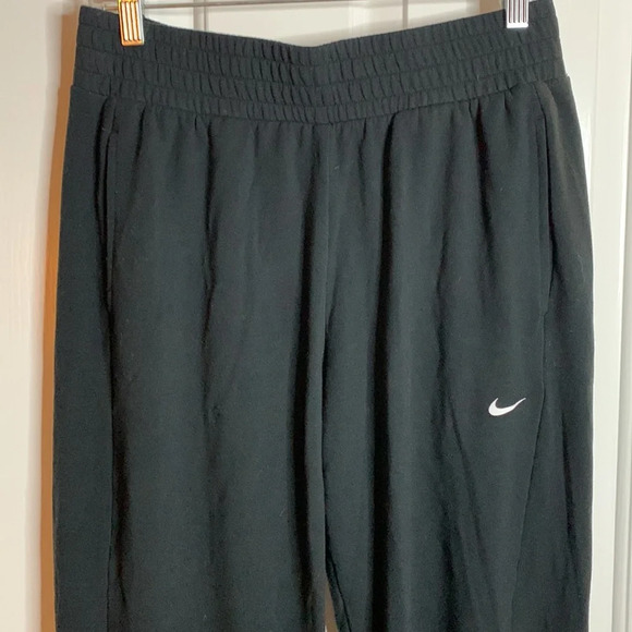 EUC women’s NIKE DRI-FIT pullon black cropped pants size medium - Picture 2 of 8